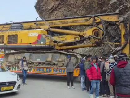 Uttarakhand में हाईवे बाधित, ट्रेलर ट्रक फंसने से लंबा जाम Uttarakhand में हाईवे बाधित, ट्रेलर ट्रक फंसने से लंबा जाम