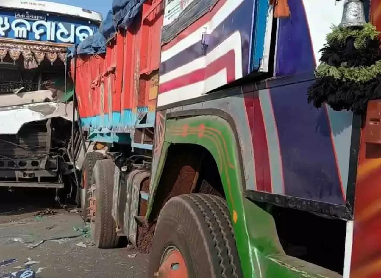 Cuttack के चौद्वार में बारीपदा जा रही बस की ट्रक से टक्कर हो गई Cuttack के चौद्वार में बारीपदा जा रही बस की ट्रक से टक्कर हो गई