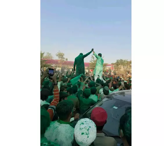 महाराष्ट्र नगर निगम चुनावों में एआईएमआईएम की बढ़त, कांग्रेस-सपा के लिए खतरे की घंटी महाराष्ट्र नगर निगम चुनावों में एआईएमआईएम की बढ़त, कांग्रेस-सपा के लिए खतरे की घंटी