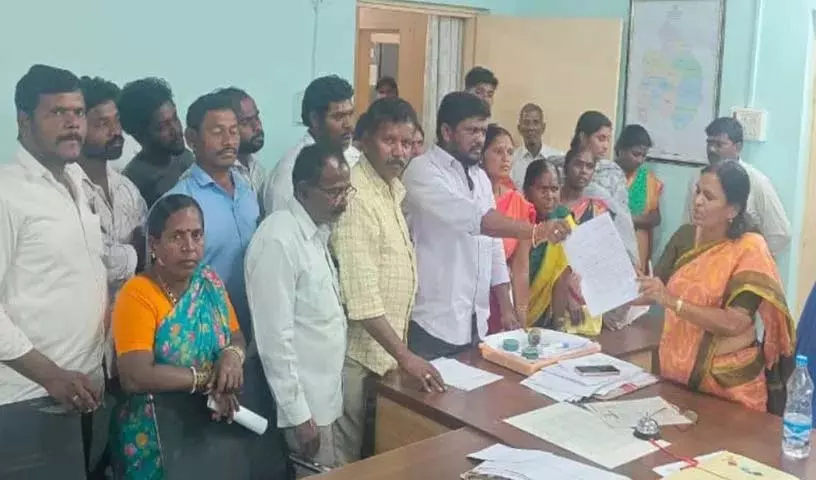 सरपंच अनिल रेड्डी ने Pandanapalli में आवंटित भूमि के लिए सीमाओं का आग्रह किया सरपंच अनिल रेड्डी ने Pandanapalli में आवंटित भूमि के लिए सीमाओं का आग्रह किया