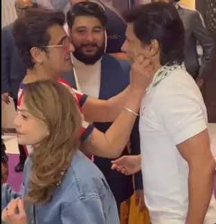 Shaan और सोनू निगम का मस्तीभरा वीडियो हुआ वायरल Shaan और सोनू निगम का मस्तीभरा वीडियो हुआ वायरल