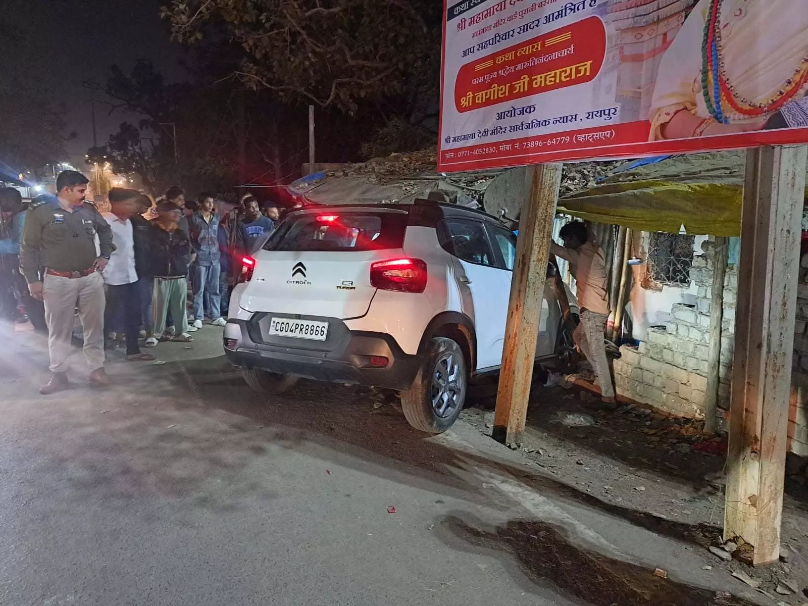 तेज रफ्तार कार दुकान में जा घुसी, बच्ची घायल, चालक हिरासत में तेज रफ्तार कार दुकान में जा घुसी, बच्ची घायल, चालक हिरासत में