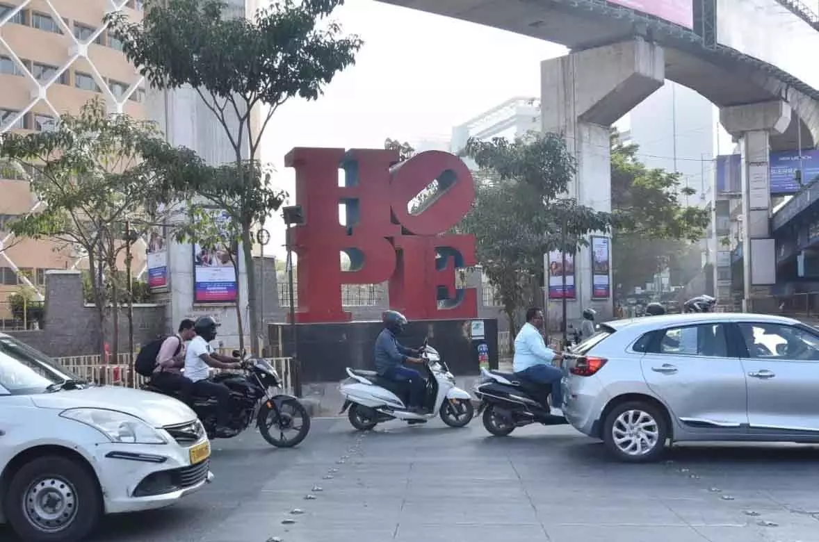 पैदल राहगीरों की राह में Hope का रोड़ा: साइबर टावर्स जंक्शन पर साइनेज लगने से बढ़ा खतरा पैदल राहगीरों की राह में Hope का रोड़ा: साइबर टावर्स जंक्शन पर साइनेज लगने से बढ़ा खतरा