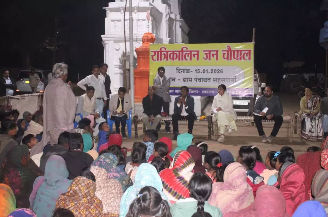 कलेक्टर डॉ संजय कन्नौजे ने वनांचल गांव सहसपानी में की रात्रिकालीन जन चौपाल कलेक्टर डॉ संजय कन्नौजे ने वनांचल गांव सहसपानी में की रात्रिकालीन जन चौपाल