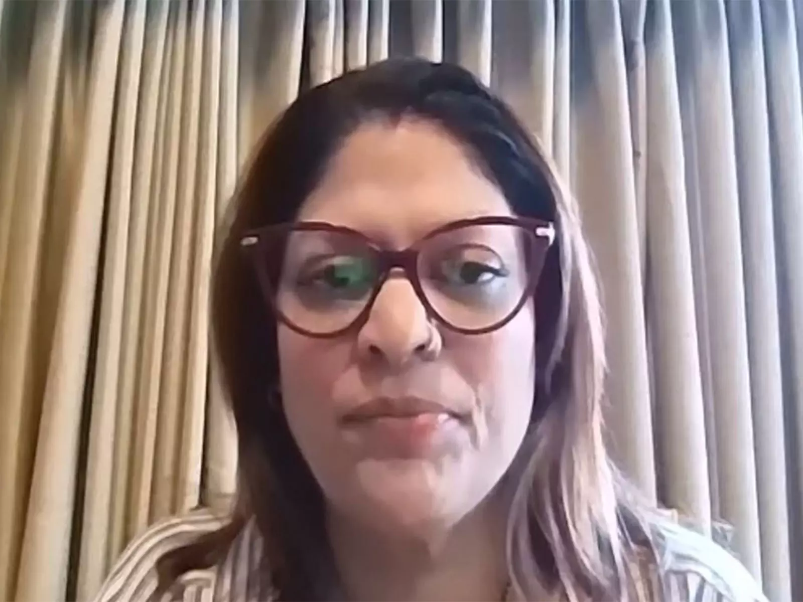 SC ने करिश्मा कपूर के तलाक रिकॉर्ड पर मंधिरा कपूर स्मिथ से सवाल उठाए SC ने करिश्मा कपूर के तलाक रिकॉर्ड पर मंधिरा कपूर स्मिथ से सवाल उठाए
