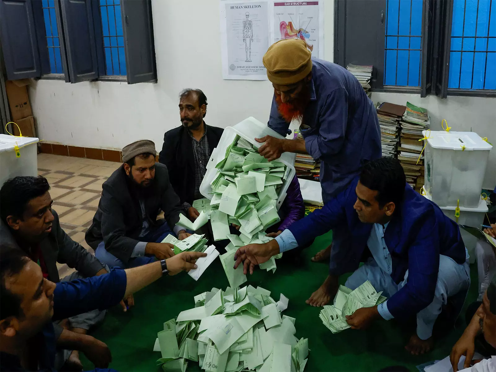Pakistan के चुनाव आयोग ने संपत्ति विवरण प्रस्तुत न करने पर 152 सांसदों को निलंबित कर दिया Pakistan के चुनाव आयोग ने संपत्ति विवरण प्रस्तुत न करने पर 152 सांसदों को निलंबित कर दिया