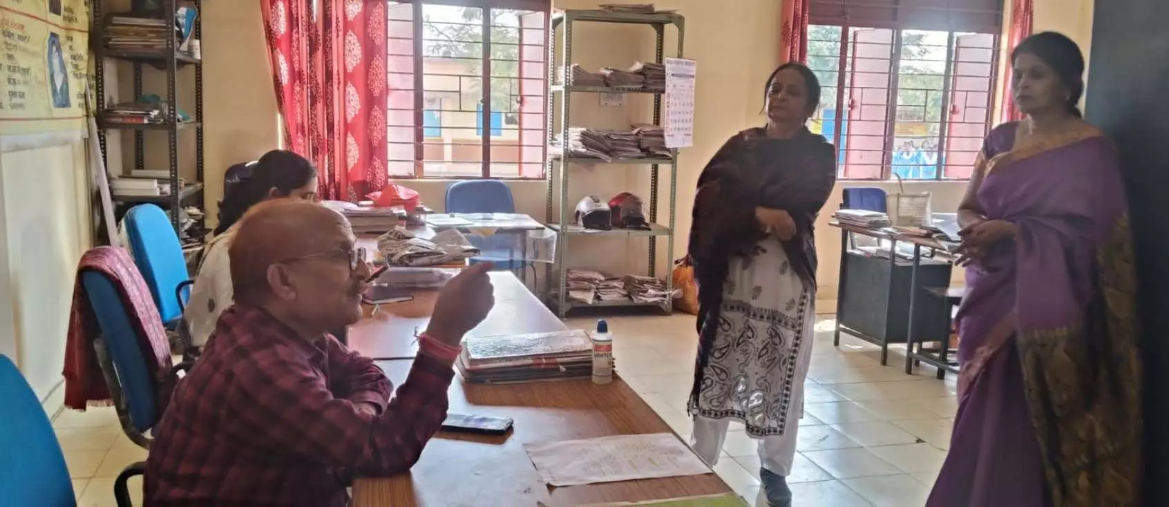 जिला शिक्षा अधिकारी ने प्री बोर्ड परीक्षा का किया औचक निरीक्षण जिला शिक्षा अधिकारी ने प्री बोर्ड परीक्षा का किया औचक निरीक्षण