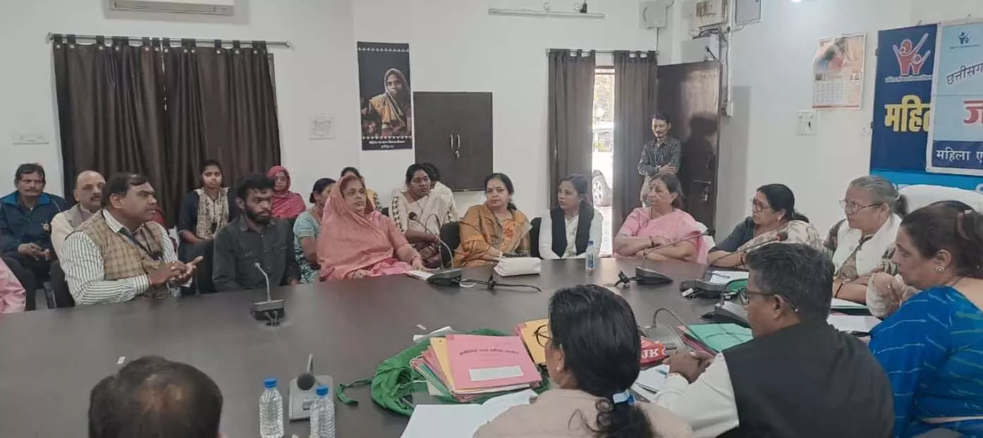 राज्य महिला आयोग की जनसुनवाई, महिला उत्पीड़न के 35 प्रकरणों पर सुनवाई, पति-पत्नी विवाद सुलझाया राज्य महिला आयोग की जनसुनवाई, महिला उत्पीड़न के 35 प्रकरणों पर सुनवाई, पति-पत्नी विवाद सुलझाया