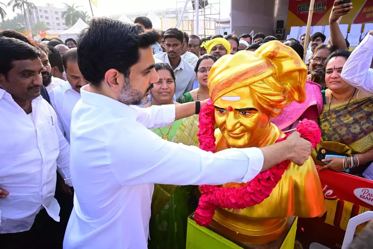 Lokesh ने MPL में खेला, मंगलागिरी के मदरसे को ₹2.5 लाख का दान दिया Lokesh ने MPL में खेला, मंगलागिरी के मदरसे को ₹2.5 लाख का दान दिया