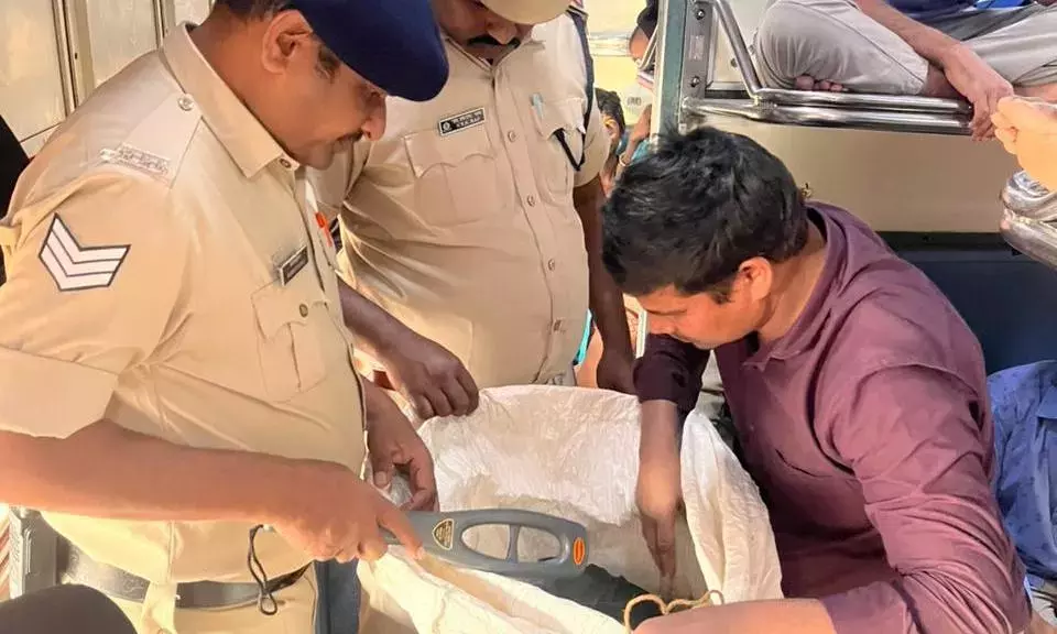 Railway ने आग से सुरक्षा और धूम्रपान विरोधी अभियान चलाया Railway ने आग से सुरक्षा और धूम्रपान विरोधी अभियान चलाया
