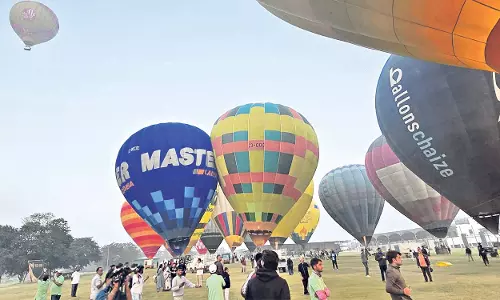 परेड ग्राउंड में हॉट एयर बैलून फेस्टिवल शुरू होने से आसमान में जश्न का माहौल बन गया