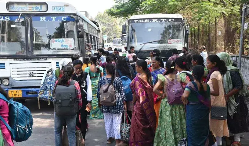 TGSRTC ने संक्रांति पर वापसी के लिए 1,000 से ज़्यादा स्पेशल बसें चलाईं TGSRTC ने संक्रांति पर वापसी के लिए 1,000 से ज़्यादा स्पेशल बसें चलाईं