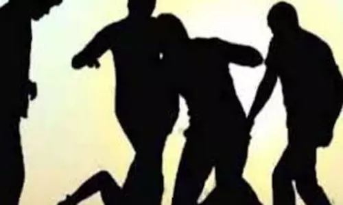 Bihar: छापेमारी के दौरान उत्पाद विभाग के सिपाही पर जानलेवा हमला Bihar: छापेमारी के दौरान उत्पाद विभाग के सिपाही पर जानलेवा हमला