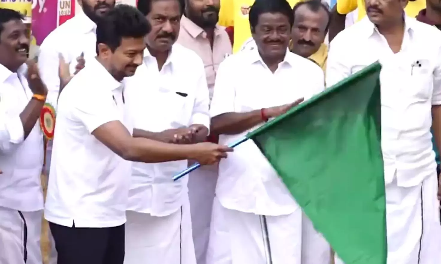 Tamil Nadu: उदयनिधि ने पलामेडु में जल्लीकट्टू को हरी झंडी दिखाई