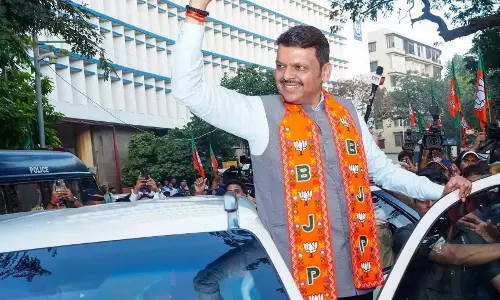 महाराष्ट्र में फडणवीस BJP के पावर सेंटर के तौर पर उभरे हैं महाराष्ट्र में फडणवीस BJP के पावर सेंटर के तौर पर उभरे हैं