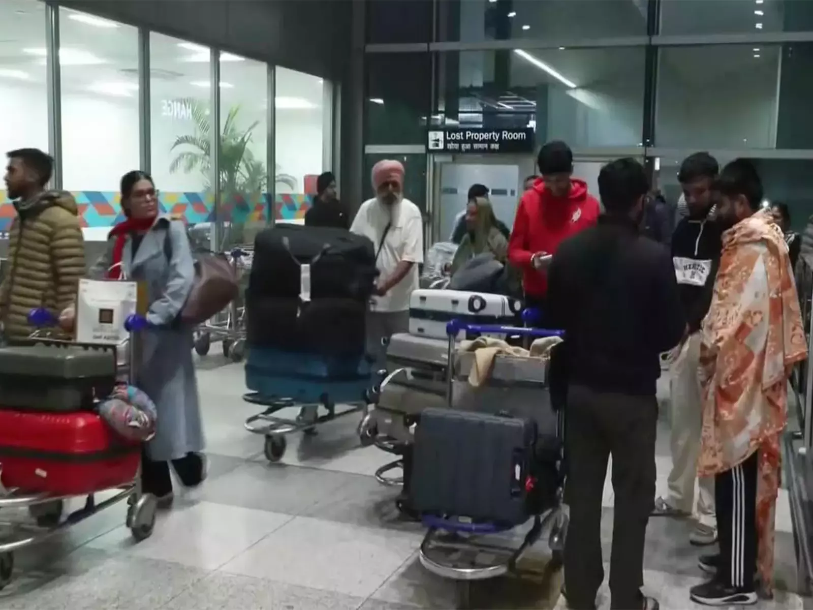 घने कोहरे के कारण दिल्ली में उड़ानें लेट हुईं, AQI बहुत खराब कैटेगरी में घने कोहरे के कारण दिल्ली में उड़ानें लेट हुईं, AQI बहुत खराब कैटेगरी में