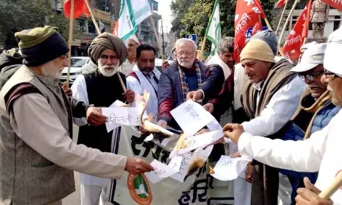 एसकेएम कार्यकर्ताओं ने Rohtak में केंद्र के खिलाफ विरोध प्रदर्शन किया