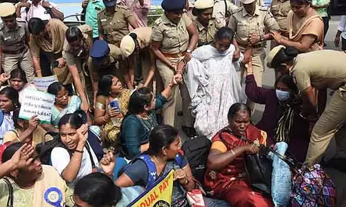Tamil Nadu : सेकेंडरी स्कूल के टीचरों ने एक दिन के ब्रेक के बाद फिर से हड़ताल शुरू की Tamil Nadu : सेकेंडरी स्कूल के टीचरों ने एक दिन के ब्रेक के बाद फिर से हड़ताल शुरू की