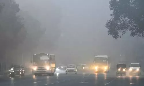 NCR में घना कोहरा, भीषण प्रदूषण और ठंड की दोहरी मार, AQI 450 के पार NCR में घना कोहरा, भीषण प्रदूषण और ठंड की दोहरी मार, AQI 450 के पार