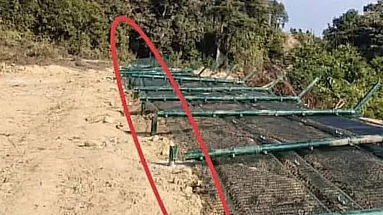 Manipur : मणिपुर सेक्टर में भारत-म्यांमार बॉर्डर फेंसिंग डैमेज हुई Manipur : मणिपुर सेक्टर में भारत-म्यांमार बॉर्डर फेंसिंग डैमेज हुई