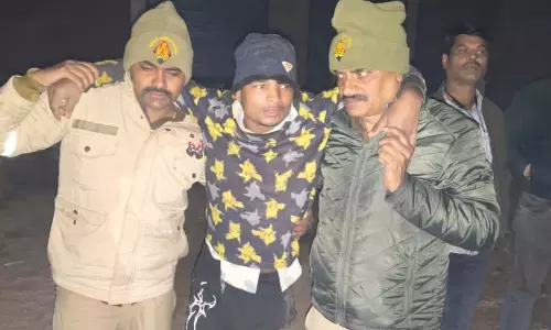 इनामी बदमाश से पुलिस की मुठभेड़, पैर में गोली लगने के बाद गिरफ्तार