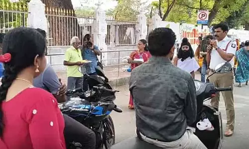 Tamil Nadu : हेलमेट न पहनने वाले ड्राइवरों को हलवा देकर जागरूकता फैलाई जाती है Tamil Nadu : हेलमेट न पहनने वाले ड्राइवरों को हलवा देकर जागरूकता फैलाई जाती है