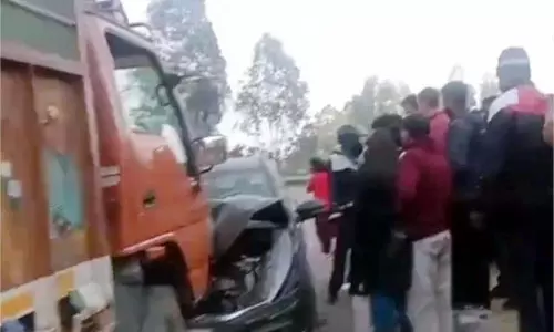 Himachal Pradesh: कार-ट्रक की टक्कर, महिला की मौत, पति व बेटी घायल