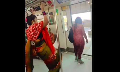 महिला ने उछलकर लड़की को लात मारी, वीडियो देख सोशल मीडिया पर लोगों ने काटा बवाल महिला ने उछलकर लड़की को लात मारी, वीडियो देख सोशल मीडिया पर लोगों ने काटा बवाल