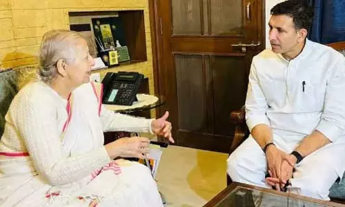 Indore जल त्रासदी: कांग्रेस प्रमुख जीतू पटवारी ने पूर्व लोकसभा अध्यक्ष से मुलाकात की Indore जल त्रासदी: कांग्रेस प्रमुख जीतू पटवारी ने पूर्व लोकसभा अध्यक्ष से मुलाकात की