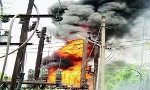 Ghaziabad: ट्रांसफार्मर में लगी आग, चपेट में आया युवक, इलाके में अफरा-तफरी Ghaziabad: ट्रांसफार्मर में लगी आग, चपेट में आया युवक, इलाके में अफरा-तफरी