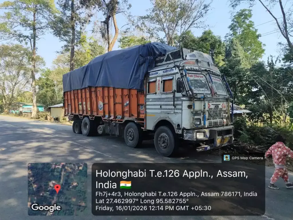Assam: डिगबोई में वन अधिकारियों ने लकड़ी से लदा ट्रक जब्त किया