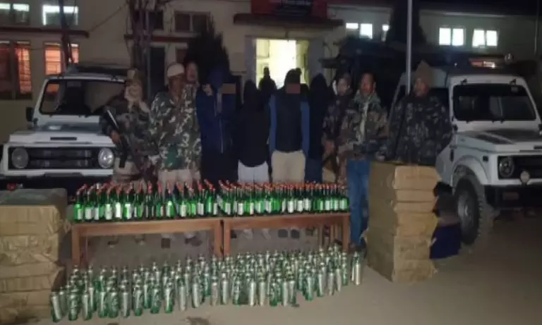 Manipur: पुलिस ने काकचिंग जिले में अवैध शराब बरामद कर चार लोगों को गिरफ्तार किया Manipur: पुलिस ने काकचिंग जिले में अवैध शराब बरामद कर चार लोगों को गिरफ्तार किया