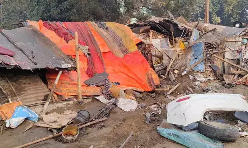 हाइवा और कार की आमने-सामने की टक्कर में चार युवकों की मौत, हादसे की तस्वीरें बेहद विचलित करने वाली हैं हाइवा और कार की आमने-सामने की टक्कर में चार युवकों की मौत, हादसे की तस्वीरें बेहद विचलित करने वाली हैं