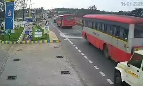 बोलेरो पिकअप बिना कंट्रोल के KSRTC बस से टकराई बोलेरो पिकअप बिना कंट्रोल के KSRTC बस से टकराई