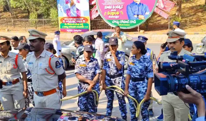 Hyderabad: बीआरएस नेताओं को तेलंगाना भवन से बाहर निकलने से रोका गया