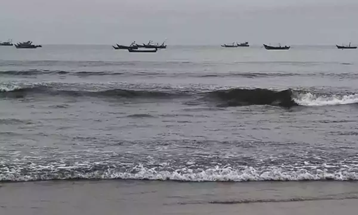 Andhra: इडुकापल्ली बीच पर लापता तैराकों की तलाश जारी