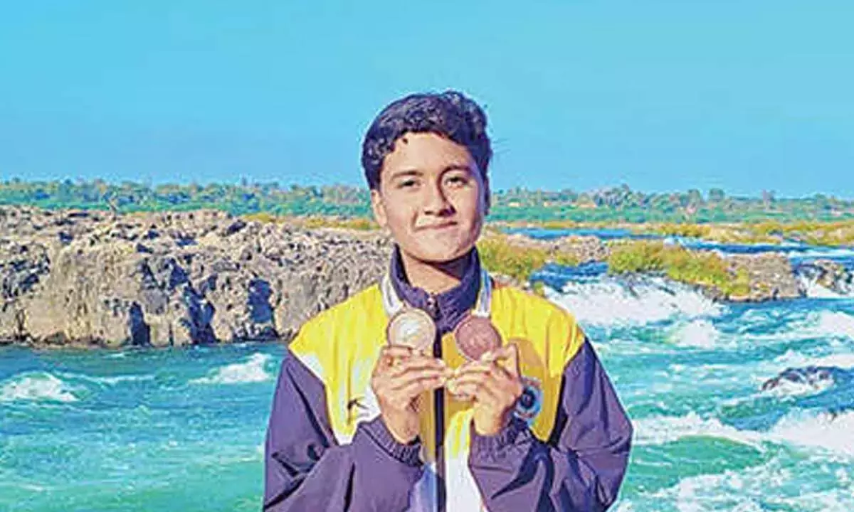 Andhra: गायत्री ने वॉटर स्पोर्ट्स में डबल ब्रॉन्ज जीता Andhra: गायत्री ने वॉटर स्पोर्ट्स में डबल ब्रॉन्ज जीता