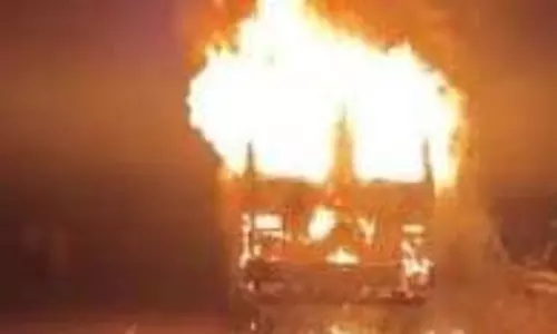 Aurangabad: चलती CNG टेंपो में लगी आग, चालक ने कूदकर बचाई जान Aurangabad: चलती CNG टेंपो में लगी आग, चालक ने कूदकर बचाई जान