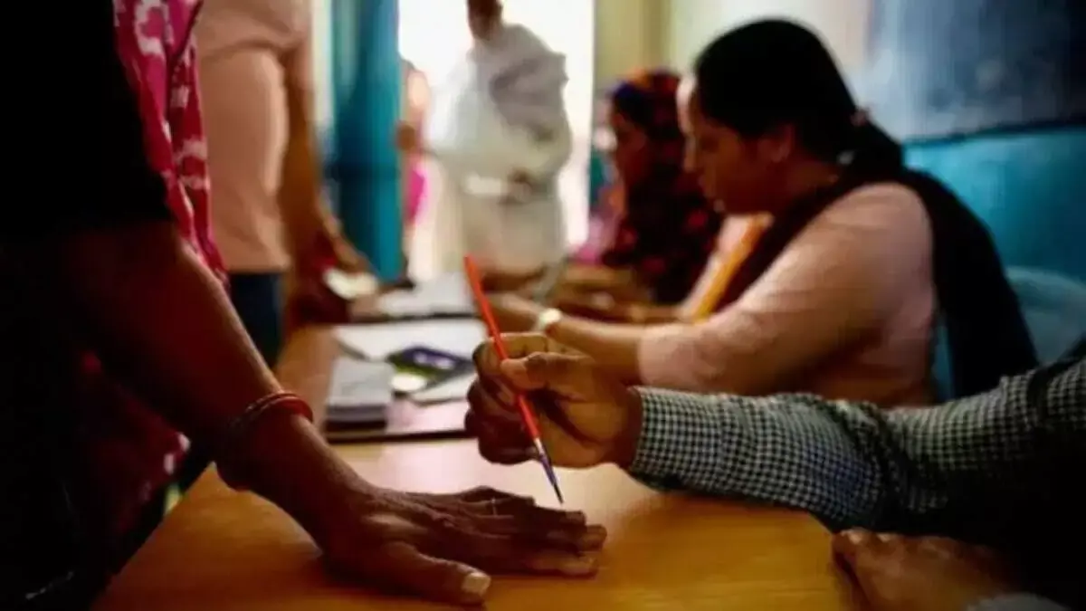 Thiruvananthapuram: टूरिस्ट बस पलटी, स्टूडेंट्स समेत 17 लोग घायल