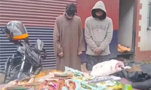 Jammu-Kashmir: मार्केट चोरी केस का खुलासा, पुलिस ने सामान किया बरामद Jammu-Kashmir: मार्केट चोरी केस का खुलासा, पुलिस ने सामान किया बरामद