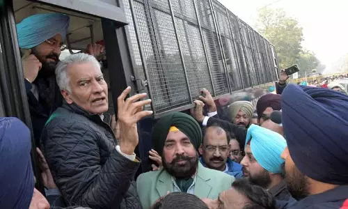 BJP ने मान के घर के बाहर प्रदर्शन किया, केजरीवाल को ‘सुपर सीएम’ बताया BJP ने मान के घर के बाहर प्रदर्शन किया, केजरीवाल को ‘सुपर सीएम’ बताया