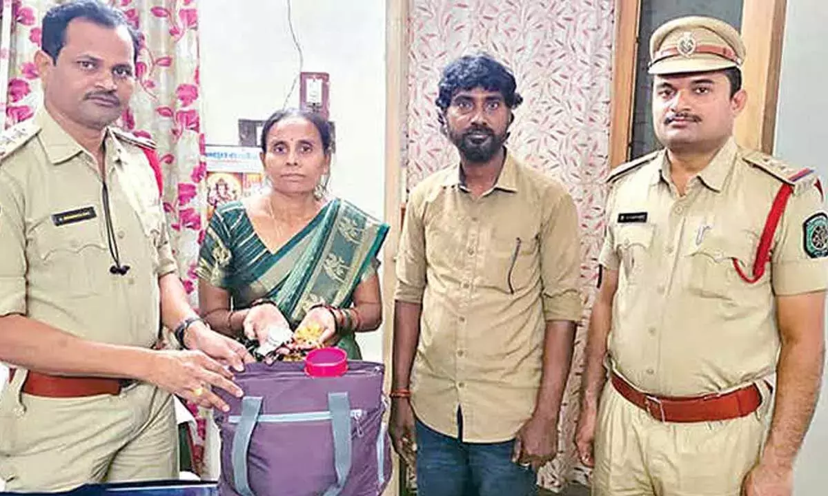Police ने चोरी हुए सोने के गहनों का बैग असली मालिक को सौंप दिया Police ने चोरी हुए सोने के गहनों का बैग असली मालिक को सौंप दिया