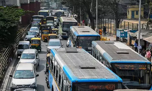 Mysuru Road : गाड़ियों की आवाजाही धीमी, लोग स्काई वॉक का इस्तेमाल नहीं कर रहे Mysuru Road : गाड़ियों की आवाजाही धीमी, लोग स्काई वॉक का इस्तेमाल नहीं कर रहे