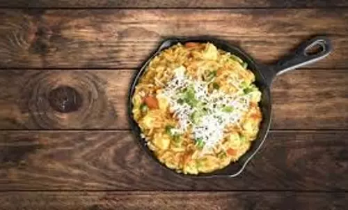 Street Style Cheese Maggi : झटपट बनाएं स्ट्रीट स्टाइल चीज मैगी Street Style Cheese Maggi : झटपट बनाएं स्ट्रीट स्टाइल चीज मैगी