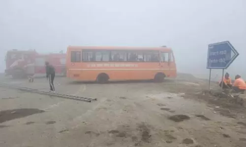 घने कोहरे में कार नाले में गिरी, युवक की मौत घने कोहरे में कार नाले में गिरी, युवक की मौत