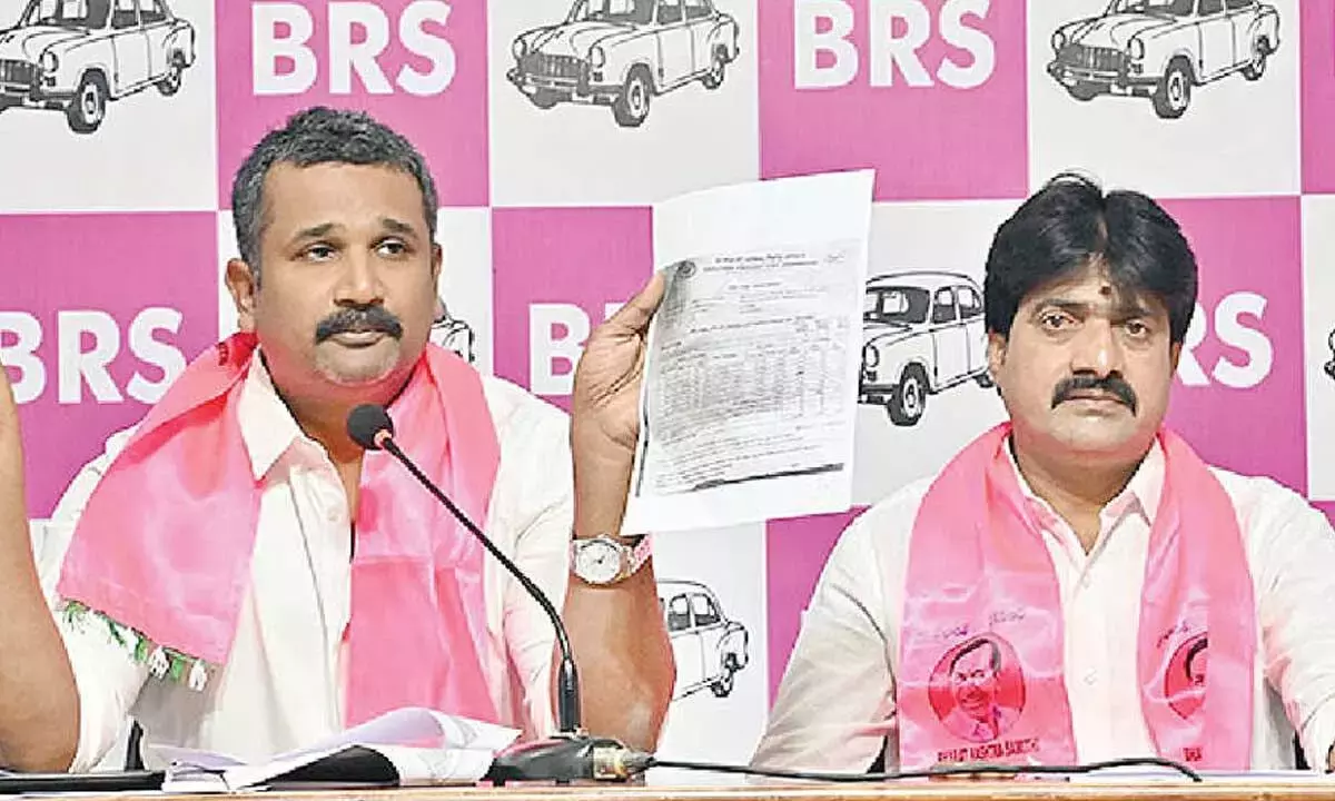 BRS नेताओं ने कांग्रेस नेता संपत पर जबरन वसूली का आरोप लगाया BRS नेताओं ने कांग्रेस नेता संपत पर जबरन वसूली का आरोप लगाया