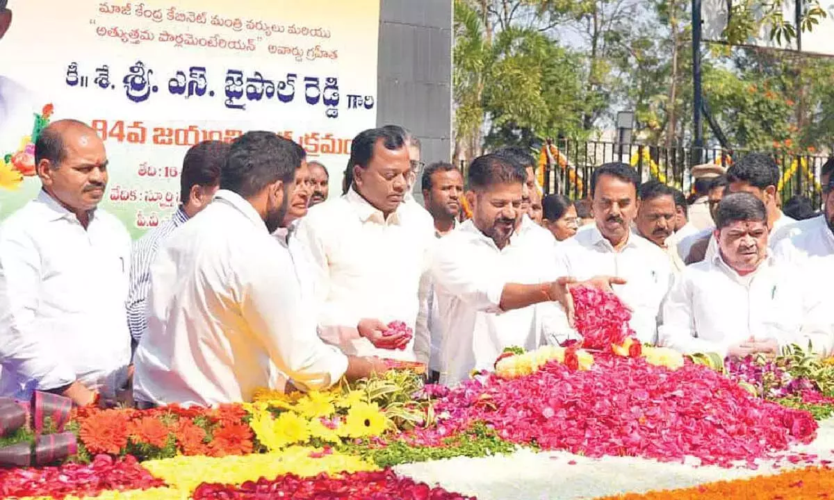 Telangana: रेवंत ने जयपाल रेड्डी को भावभीनी श्रद्धांजलि दी