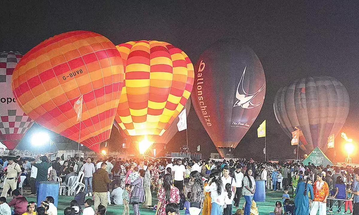 Telangana: गोलकोंडा किले के पास हॉट एयर बैलून फेस्टिवल शुरू हुआ Telangana: गोलकोंडा किले के पास हॉट एयर बैलून फेस्टिवल शुरू हुआ