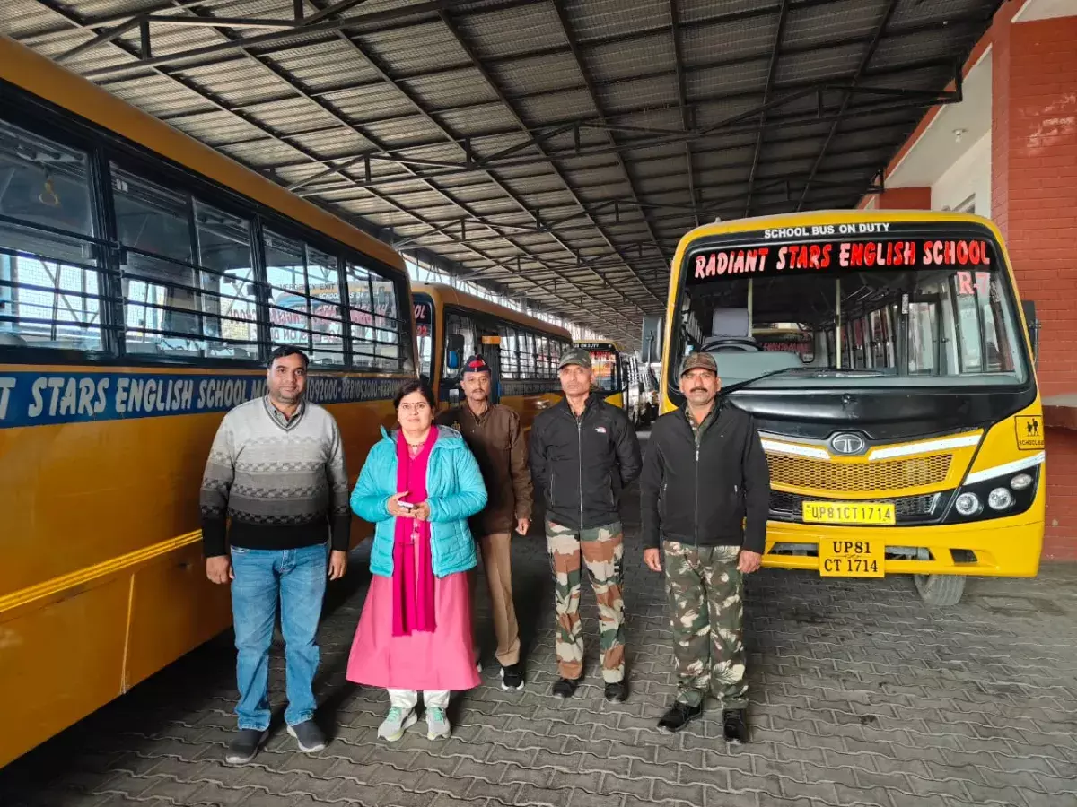 Aligarh: स्कूली वाहनों की चेकिंग में मिले नियमों के उल्लंघन Aligarh: स्कूली वाहनों की चेकिंग में मिले नियमों के उल्लंघन