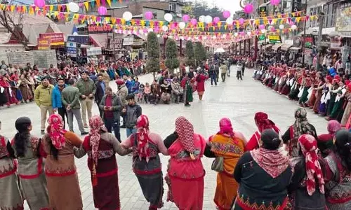 Manali के मॉल रोड पर महा नाटी रिहर्सल में 600 महिलाओं ने हिस्सा लिया Manali के मॉल रोड पर महा नाटी रिहर्सल में 600 महिलाओं ने हिस्सा लिया